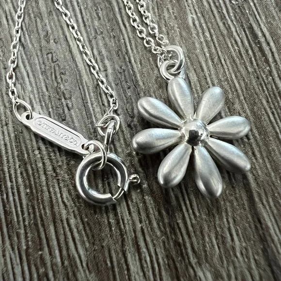 Matte daisy‎ necklace